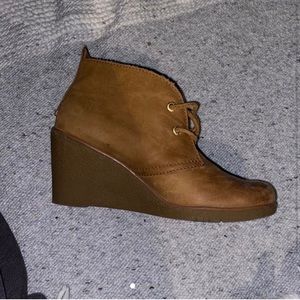 brown Sperry lace up ankle booties with heel!